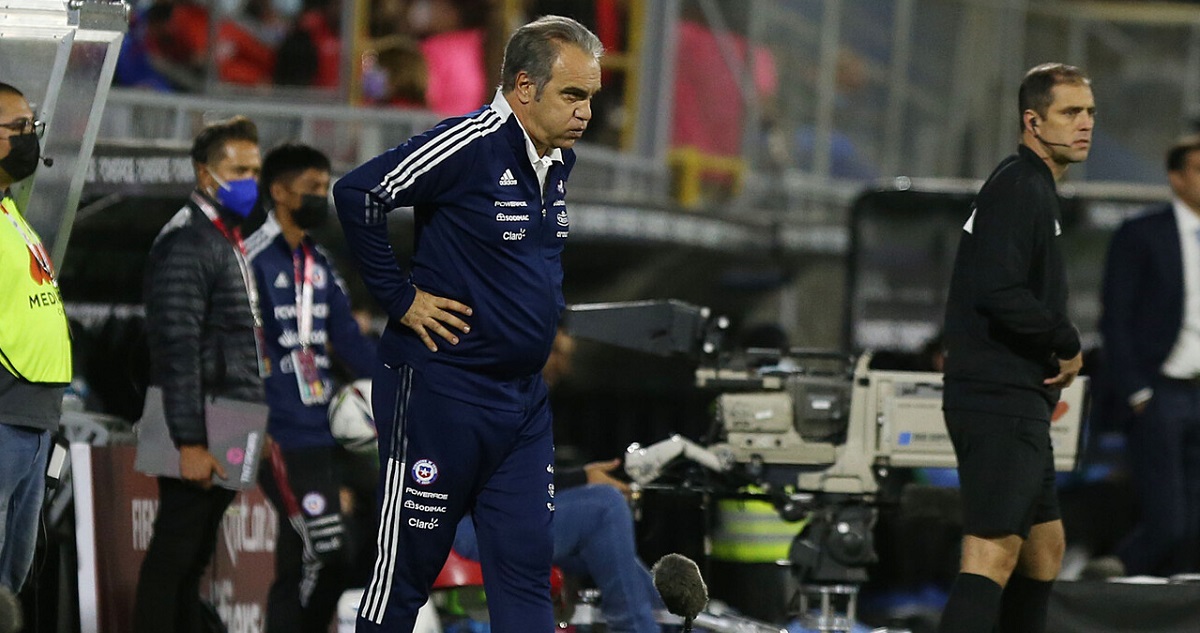 Martín Lasarte dirigiendo a La Roja.