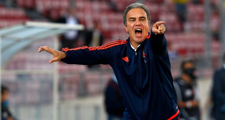 Martín Lasarte dirigiendo a La U.