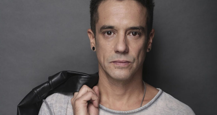 El actor Matías Oviedo interpretando a Cristóbal, su personaje en Verdades Ocultas. El actor dio a entender que espera a su primer hijo.