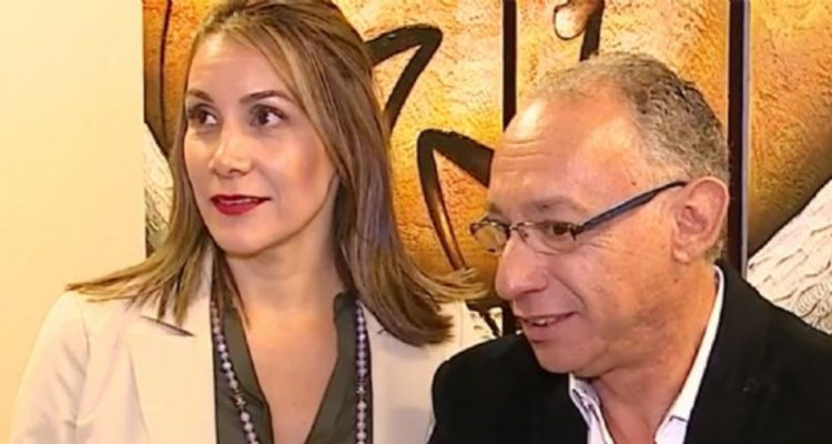 Debbie Valle, exesposa de Mauricio Israel, junto al comentarista deportivo.