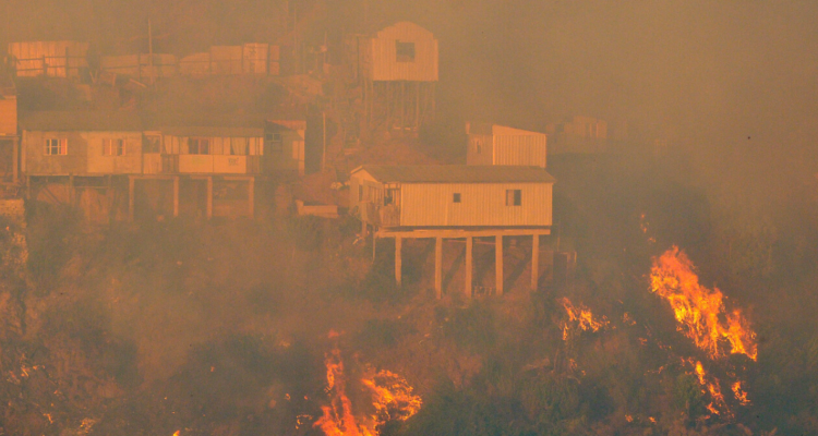 Vecinos afectados por megaincendio en Valparaíso piden reconstrucción de centro de salud.