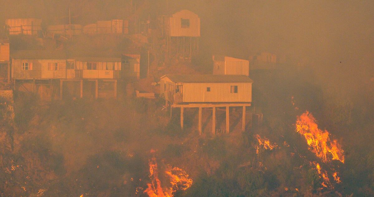 Vecinos afectados por megaincendio en Valparaíso piden reconstrucción de centro de salud.