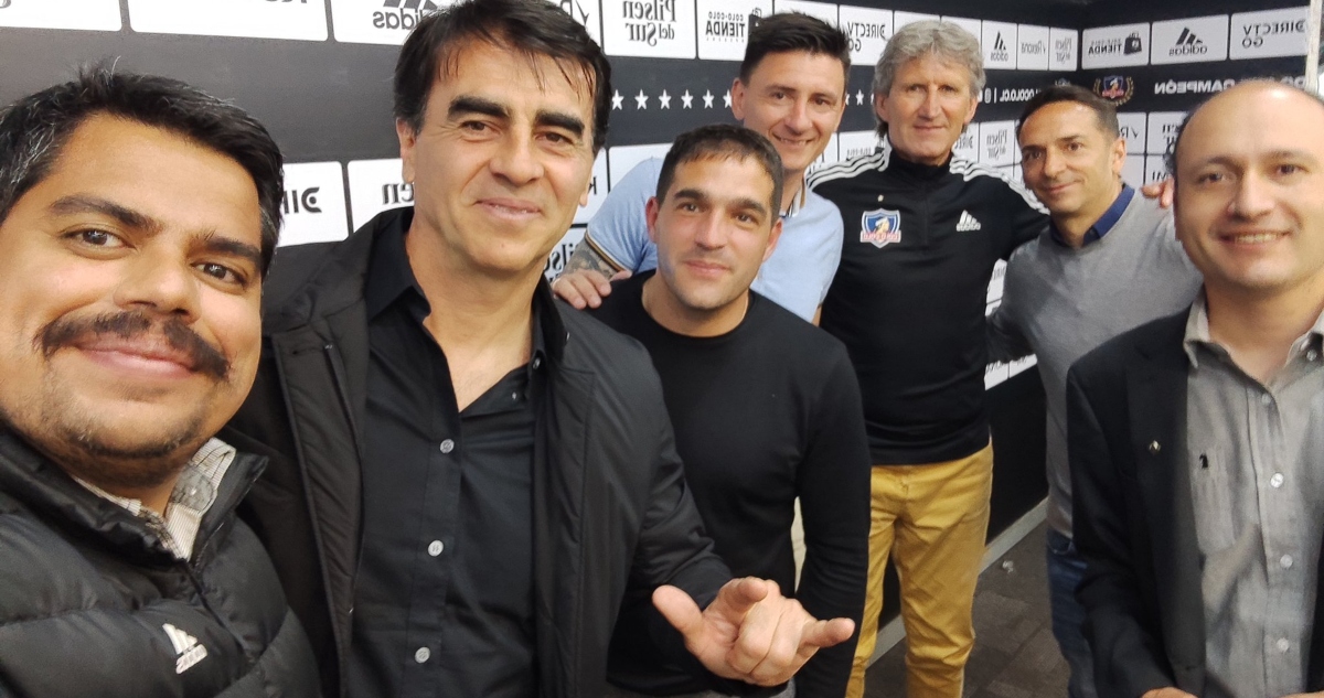 Edison Marchant junto a cuerpo técnico y directiva de Colo Colo