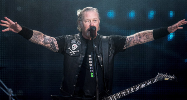 El guitarrista y vocalista de Metallica en medio de uno de sus últimos conciertos de su gira.