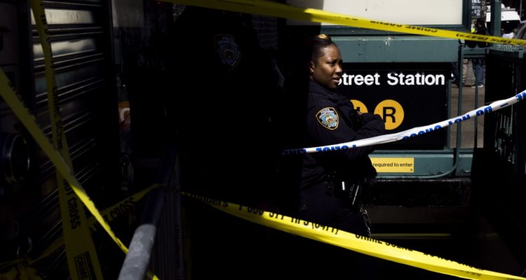Un policía investiga un tiroteo en el metro de Nueva York.