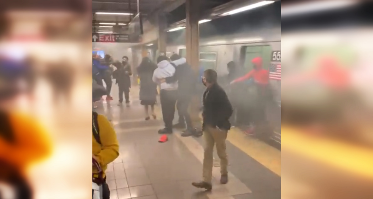 El humo saliendo por el vagón del metro