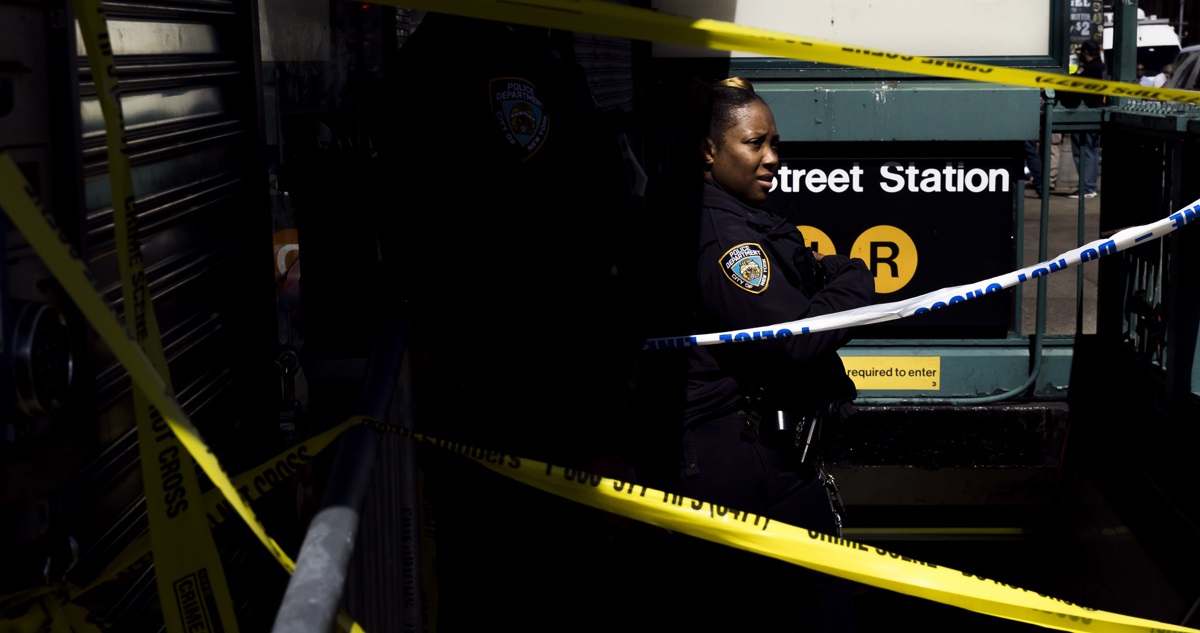 Un policía investiga un tiroteo en el metro de Nueva York.
