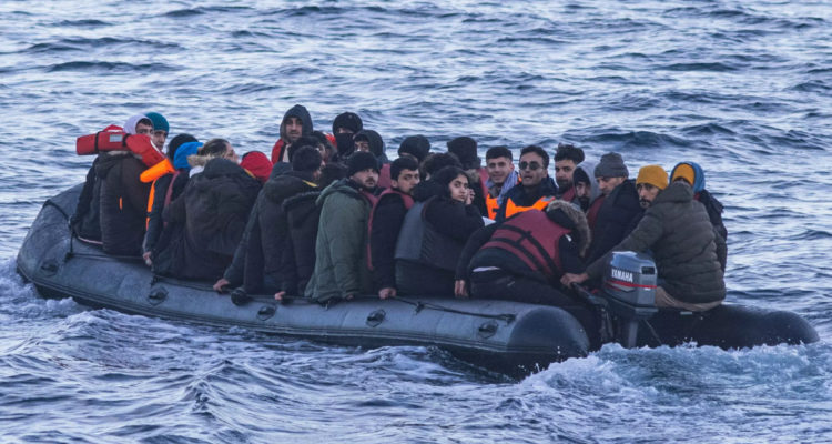 Un grupo de migrantes trata de cruzar el canal de la Mancha en un bote hinchable, tras zarpar del norte de Francia rumbo a Inglaterra.