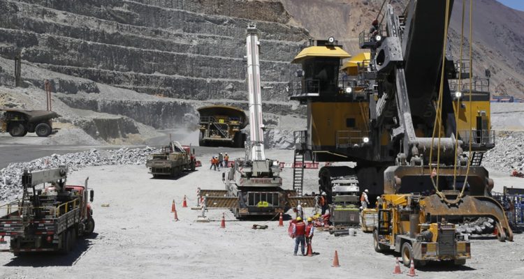 Minera de Grupo Luksic reporta menor producción por sequía y confirma construcción de desalinizadora