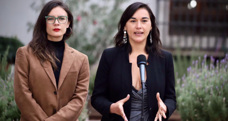Ministra Izkia Siches en punto de prensa junto a su par Camila Vallejo.