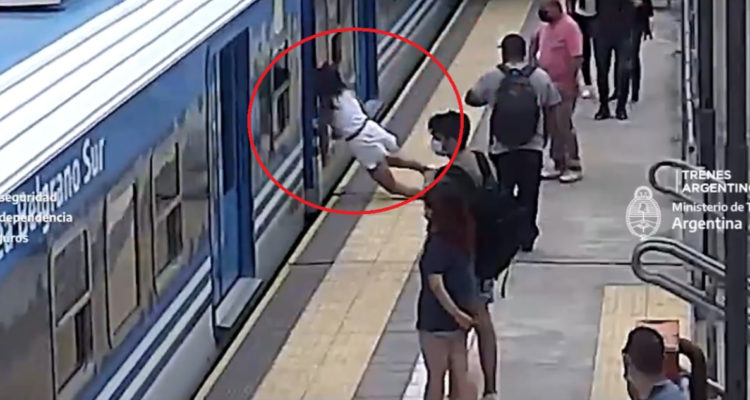Mujer se salva de milagro tras caer a las vías del tren en Argentina ...