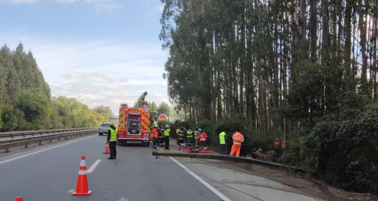 mujer muere tras volcamiento de camioneta