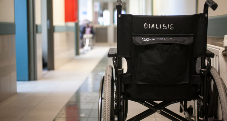 Familia acusa negligencia tras muerte de paciente en centro de diálisis en Angol.