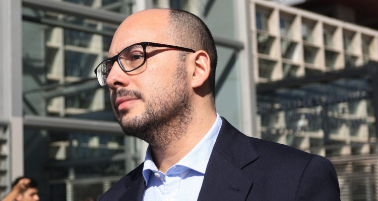 El director Nicolás López en las afueras de Tribunales.