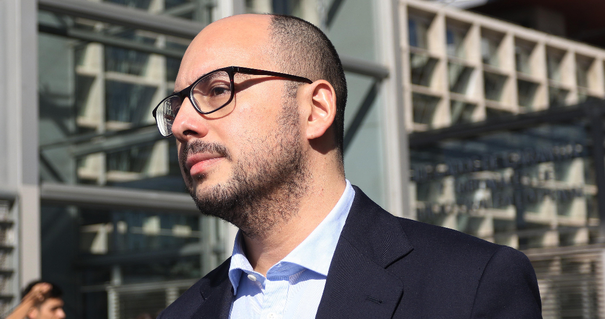 El director Nicolás López en las afueras de Tribunales.