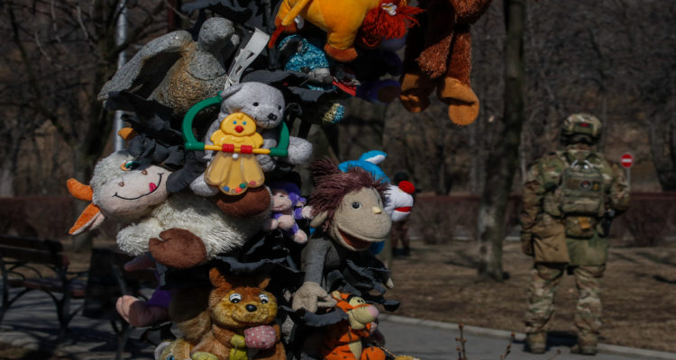 ONG acusa al ejército ruso de sacar por la fuerza a más de un centenar de niños de Mariúpol