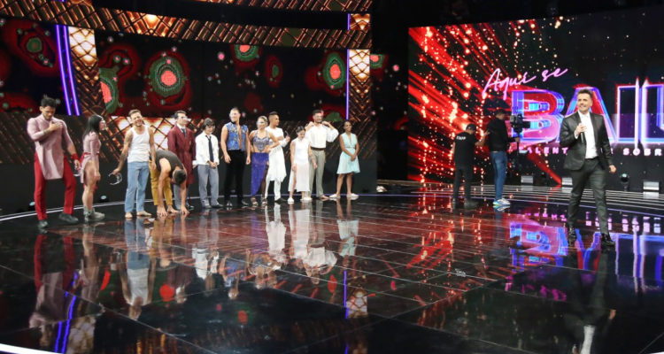 La pista de baile de Aquí se Baila con las seis parejas concursantes restantes, mientras Sergio Lagos anima el ambiente.