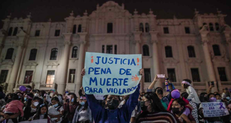 Miles de personas marchan por Lima exigiendo cadena perpetua a Juan Antonio Enríquez Garcia autor confeso de la violación a una menor de 3 años en la ciudad de Chiclayo en Perú.