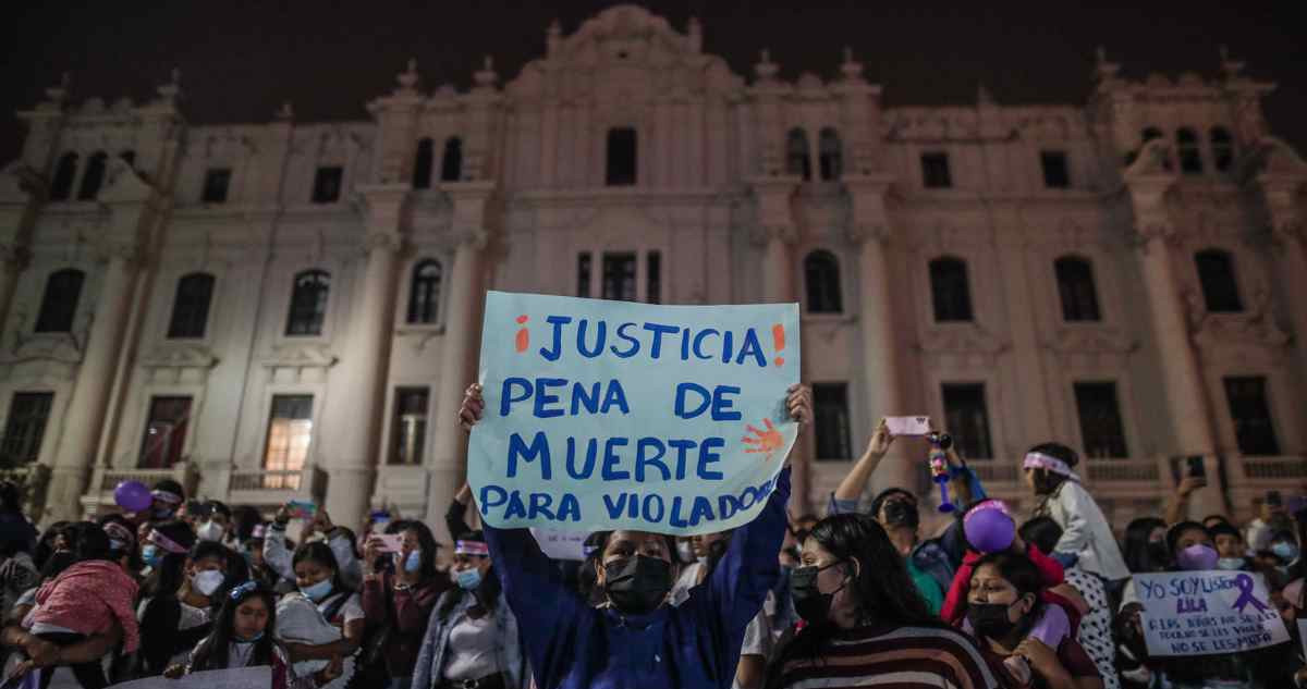 Miles de personas marchan por Lima exigiendo cadena perpetua a Juan Antonio Enríquez Garcia autor confeso de la violación a una menor de 3 años en la ciudad de Chiclayo en Perú.