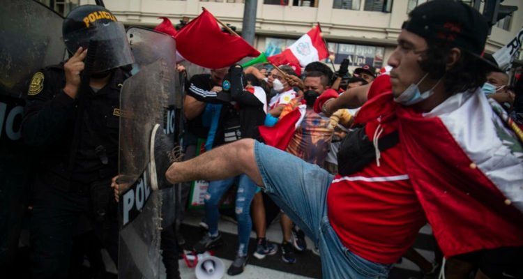 Perú al menos un muerto y varios heridos deja choque con la policía tras nueva jornada de protestas