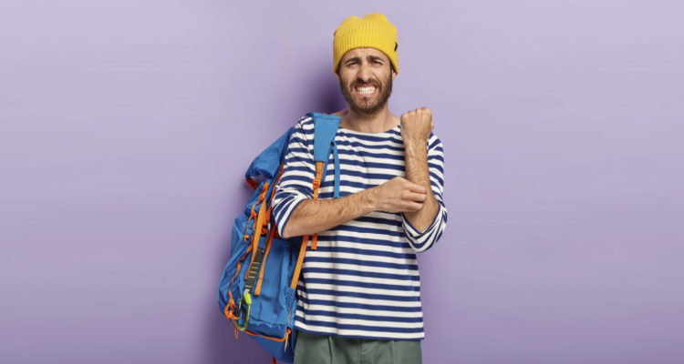 Hombre con comezón en la piel