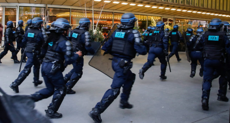 Policía disuelve manifestaciones contra Emmanuel Macron tras su victoria