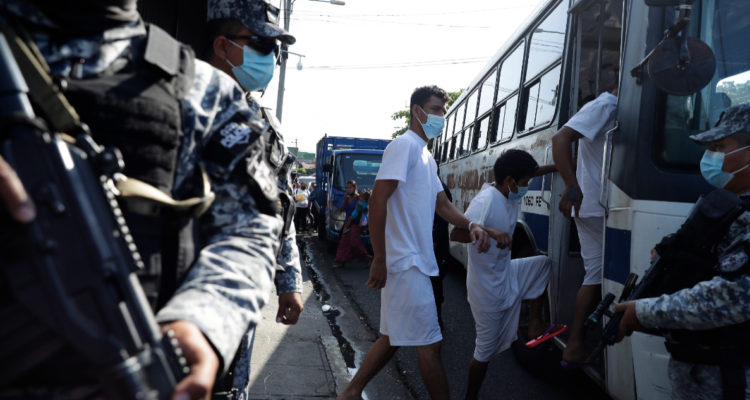 Policía de El Salvador “rompe récord” y detiene a más de 1.400 personas en un solo día