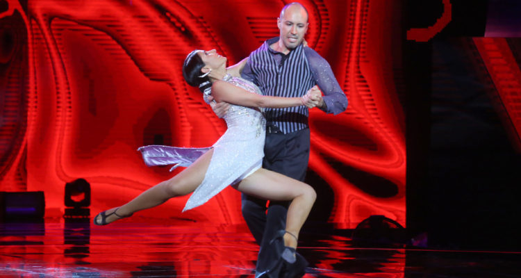 María José Campos, conocida como “Porotito Verde”, bailando por primera vez en el set de Aquí se Baila.