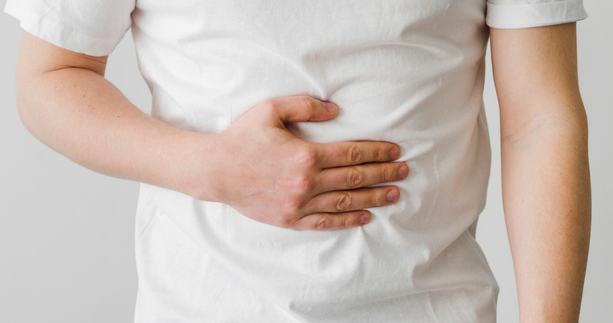 persona-dolor-abdominal-higado-graso