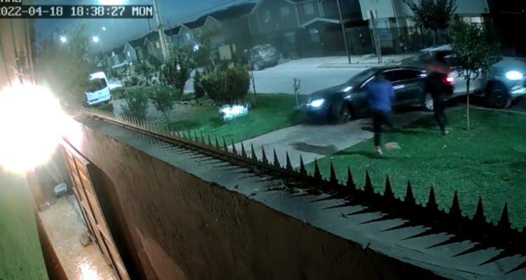 Conductor choca camioneta de delincuentes para evitar portonazo en Lampa