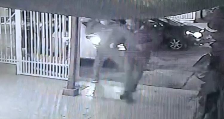 Delincuentes concretan portonazo con disparos al aire en Puente Alto
