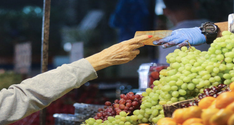 Precios de frutas y verduras aumentan un 20% por la sequía, según ministro de Agricultura