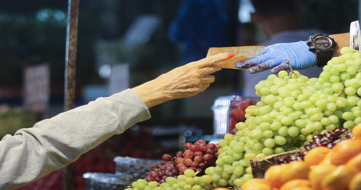 Precios de frutas y verduras aumentan un 20% por la sequía, según ministro de Agricultura