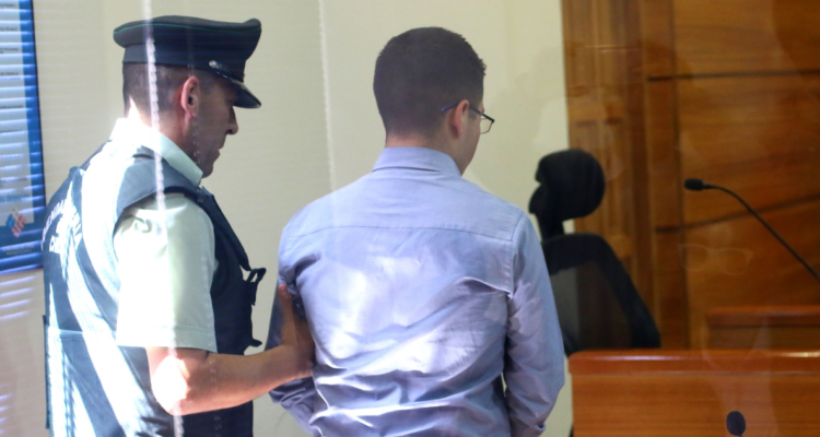 Mantienen prisión preventiva a exfuncionario judicial de Traiguén al que hallaron armamento en casa