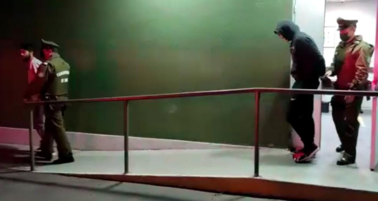 hombres armas Villa Alemana