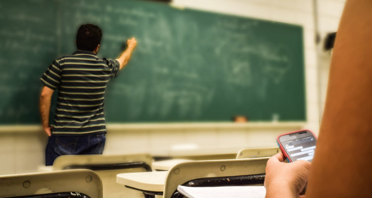 Profesor escribiendo en el pizarrón