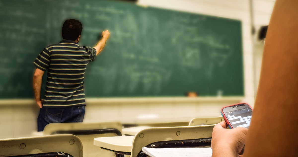 Profesor escribiendo en el pizarrón