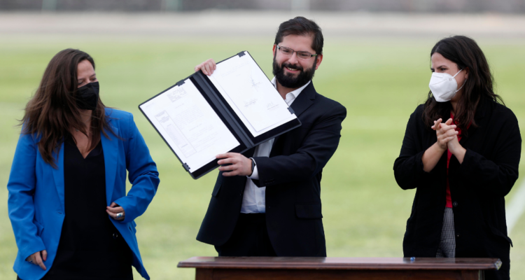 Boric promulgando ley de profesionalización fútbol femenino