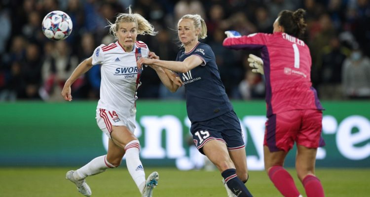 Tiane Endler en el PSG vs Lyon.