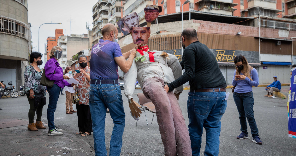 Putin y Nicolás Maduro, quemados como Judas durante recreación en Caracas