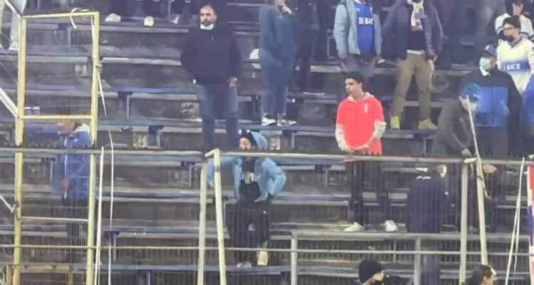 Hinchas de la UC realizaron ofensivos gestos a fanáticos de Flamengo.