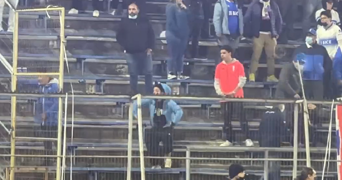 Hinchas de la UC realizaron ofensivos gestos a fanáticos de Flamengo.