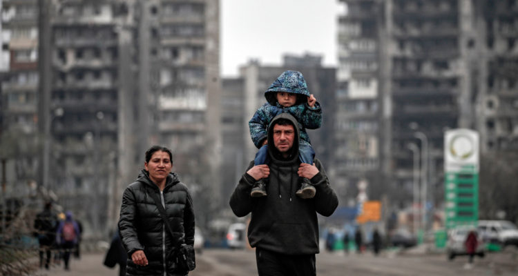 Refugiados ucranianos abandonando una Mariúpol en ruinas.