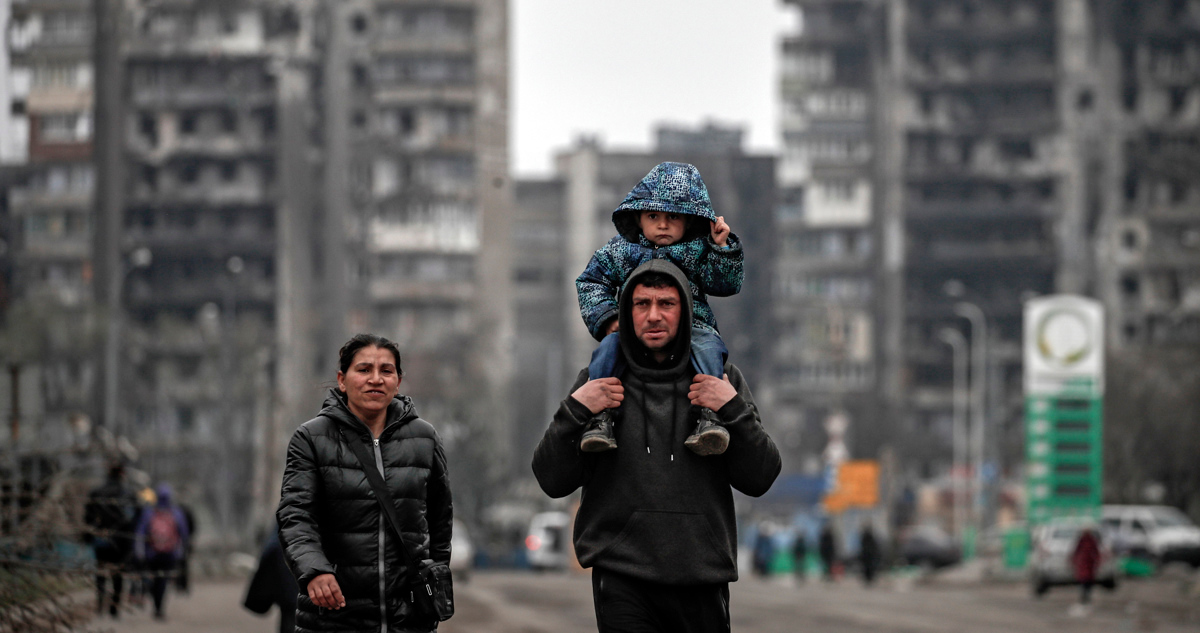 Refugiados ucranianos abandonando una Mariúpol en ruinas.