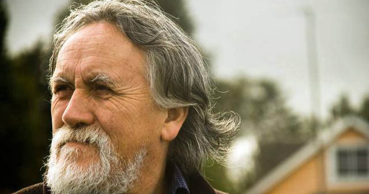 Renato Cárdenas aparece visto de cerca, aparece serio mirando hacia un costado.