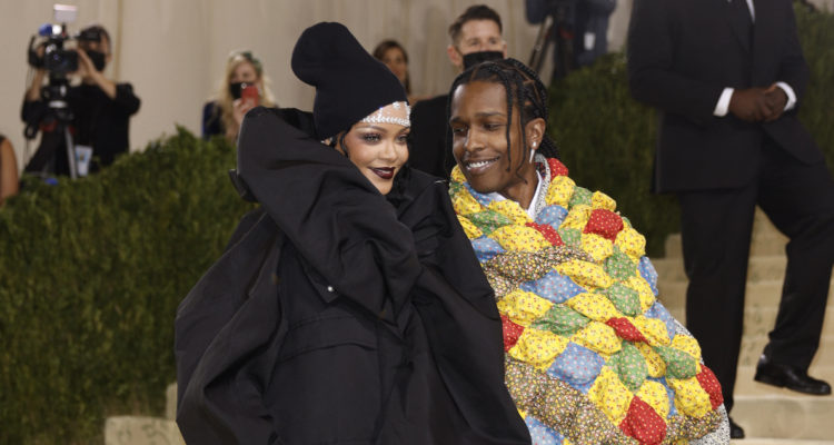 Rihanna y A$AP Rocky posando juntos durante la MET Gala.