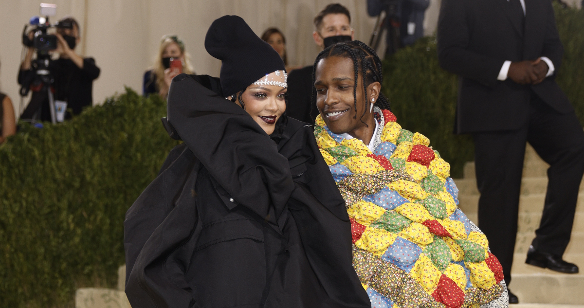 Rihanna y A$AP Rocky posando juntos durante la MET Gala.