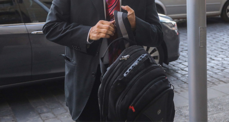 Delincuentes le roban la mochila a un hombre en Valdivia: tenía $77 millones