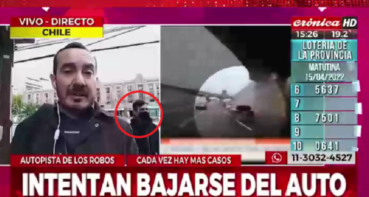 Intentan robar celular a periodista mientras despachaba en vivo a pasos del Congreso Nacional.