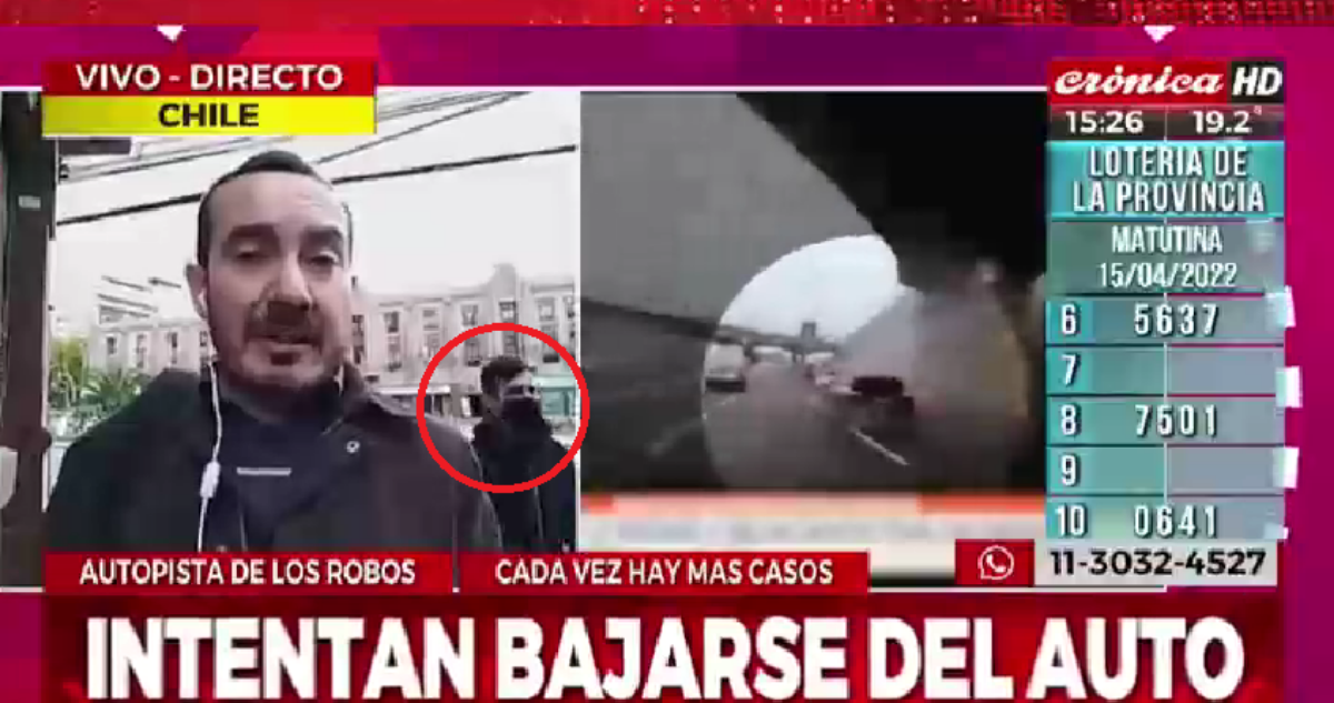 Intentan robar celular a periodista mientras despachaba en vivo a pasos del Congreso Nacional.